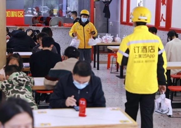 广州部分区域恢复堂食 民众排队喝早茶