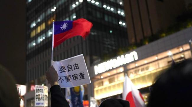 白纸革命延烧日本！中国民众竟挥动这面旗