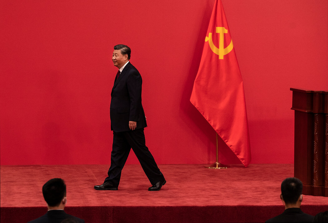 中国最高领导人习近平，摄于今年10月。最近发生的针对习近平遏制新冠病毒严厉政策的抗议活动，表明他的第三个任期可能出现异议。