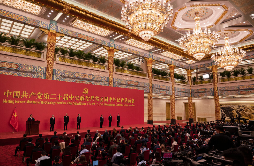 习近平在二十大闭幕式上讲话，主席台上站着新一届中共中央政治局常委会委员，摄于今年10月。