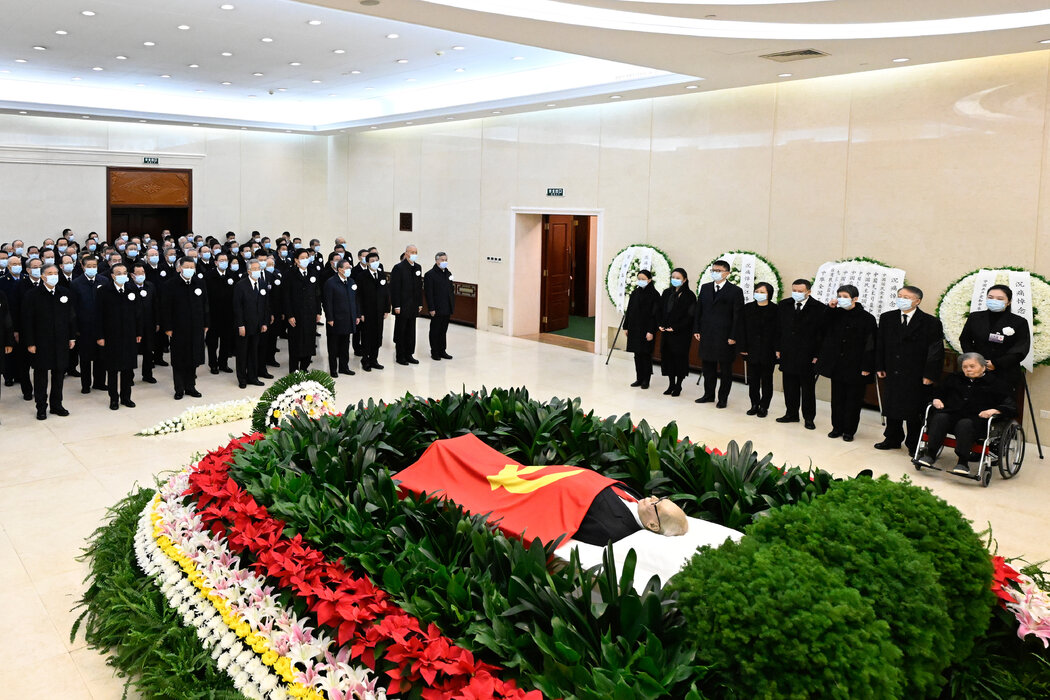 中国官员周一在北京向前国家主席江泽民的遗体告别。