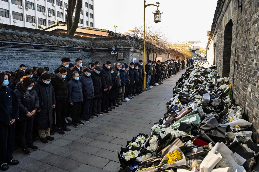 悼念者在中国东部城市扬州的江泽民故居外默哀三分钟，摄于周二。