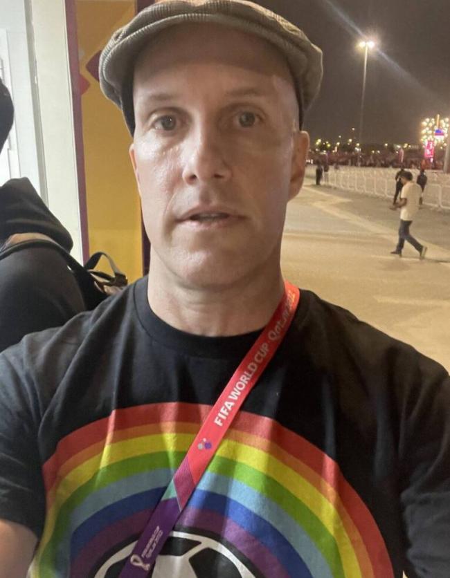 在卡塔尔世界杯穿彩虹T恤 美国记者惊传离奇死亡