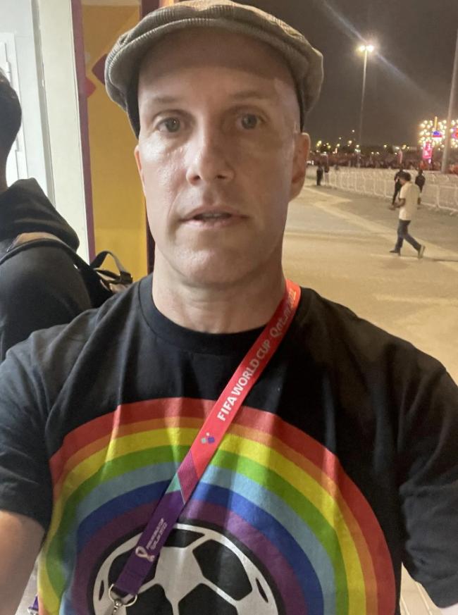 世界杯曾因穿彩虹T恤被扣留的美国记者突然死亡