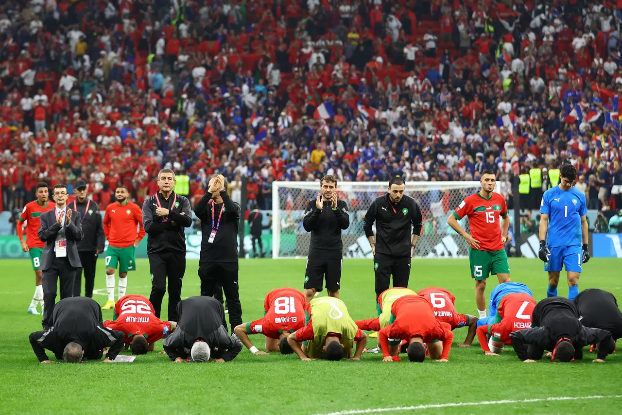 世界杯9大暖心时刻：摩洛哥败阵 跪谢感动世界