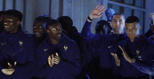 数万人热烈欢迎法国队回家，姆巴佩仍情绪低落