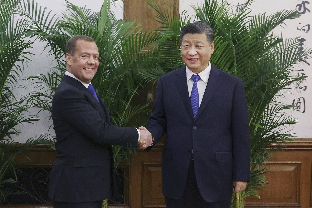梅德韋傑夫（左）21日與習近平在北京會面，對烏克蘭局勢等議題交換意見。（美聯社）