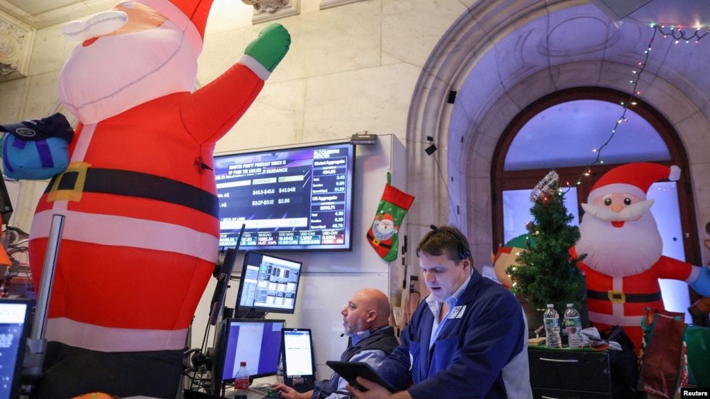 纽约华尔街股票交易所内的圣诞装饰（2022年12月14日）