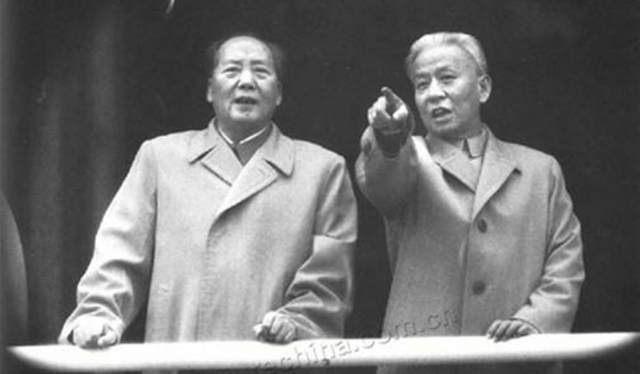 刘少奇 (右) 与毛泽东 (左)。 图 : 翻摄自人民网
