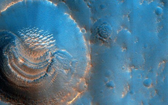 火星陨石坑内现“神秘形状” 科学家困惑不解