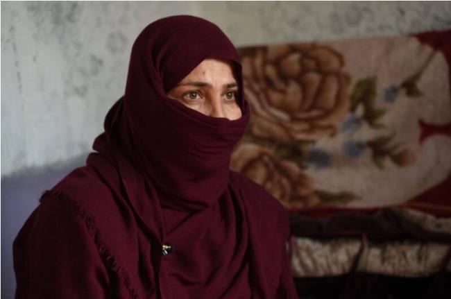 她独自一人在阿富汗的大学门口举牌要求读书