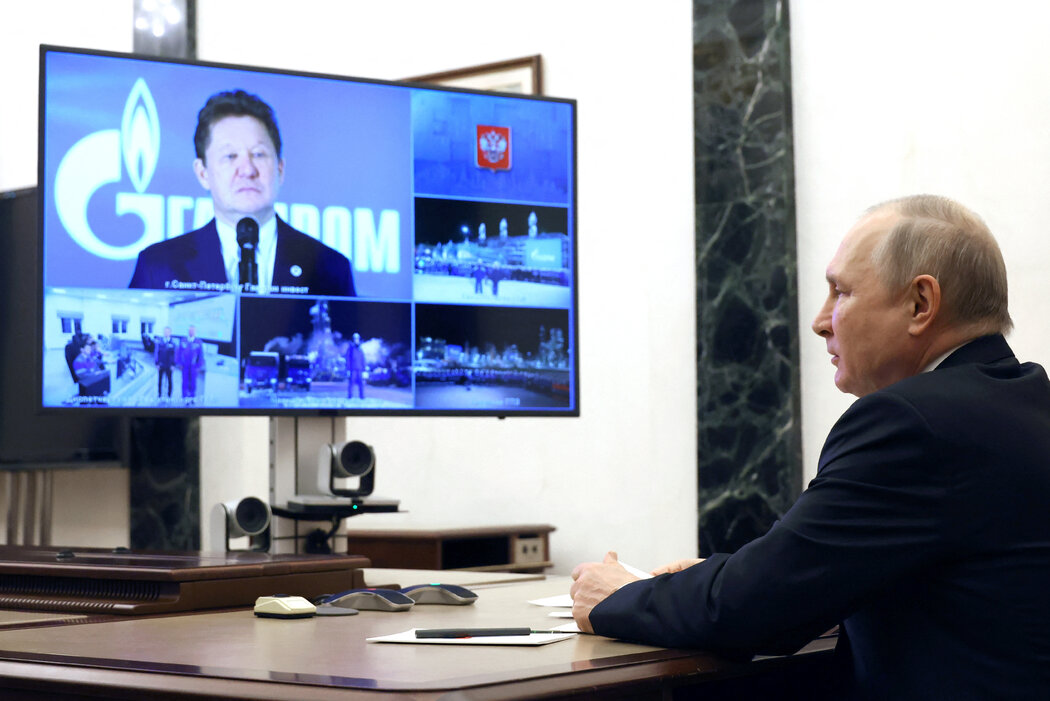 普京与俄罗斯燃料巨头俄罗斯天然气工业股份公司负责人阿列克谢·米勒进行视频通话，摄于去年12月。