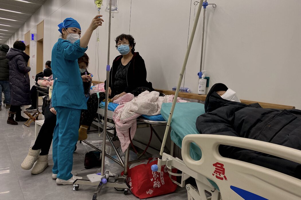 天津一家医院走廊里的新冠病毒感染者，摄于上周三。