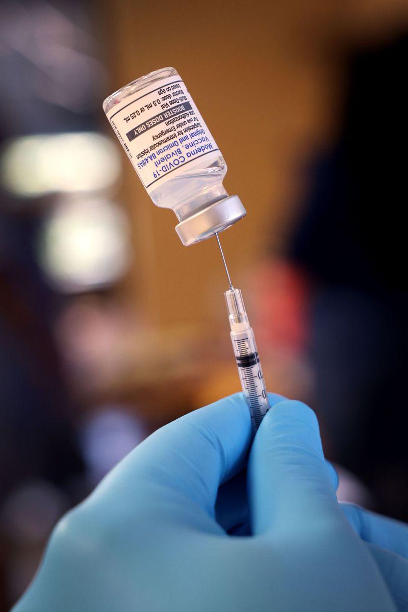 新冠变异株肆虐，图为民众接种新冠疫苗加强针。(Getty Images)
