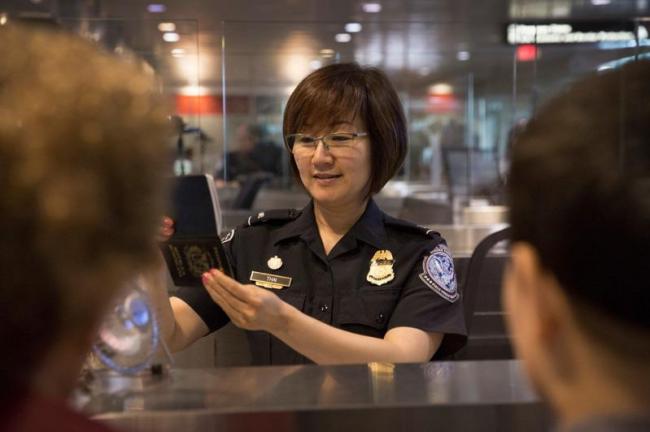 中国签证难办 用中美双护照出入境…到底行不行