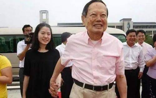 100岁杨振宁自曝被小54岁娇妻掌握全部财产