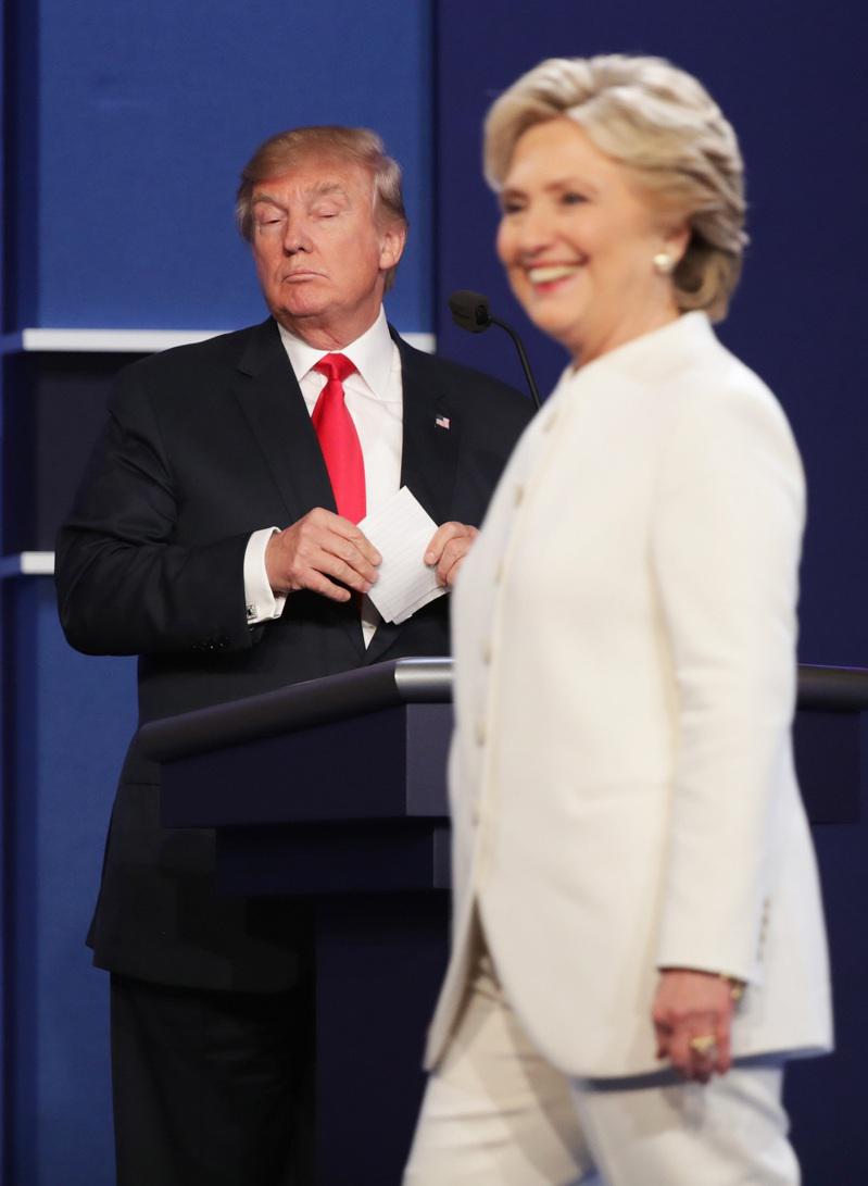 民主党候选人喜莱莉．柯林顿(右)2016年在竞选总统时，因为「电邮门」而失利，输...