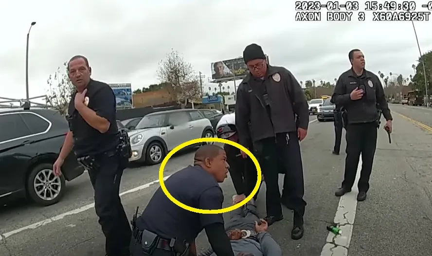 強力壓制安德森的另名警察（黃圈）也是非裔黑人。美國Los Angeles Police Department提供