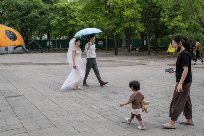 一个人口萎缩、老龄化的中国可能将自己逼入绝境