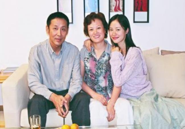陈道明一家三口过年团聚 69岁老婆杜宪是酱紫