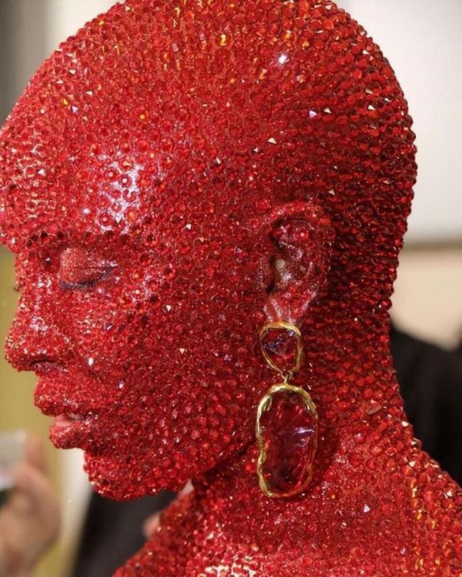 美国女歌手被3万颗红水晶覆盖 从头皮到前胸