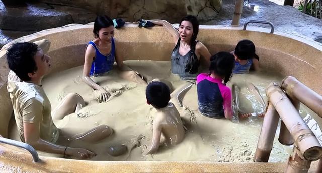 越南最“邋遢”的温泉 不分男女却吸引众多游客
