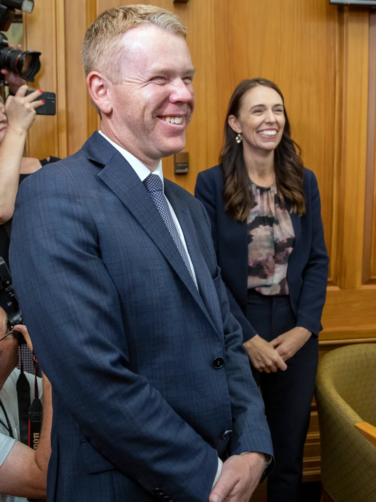 灿笑下台！新西兰总理阿尔登卸任