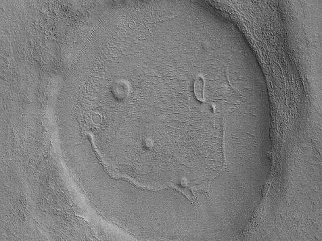 在火星上发现了一张熊脸 简直维妙维肖