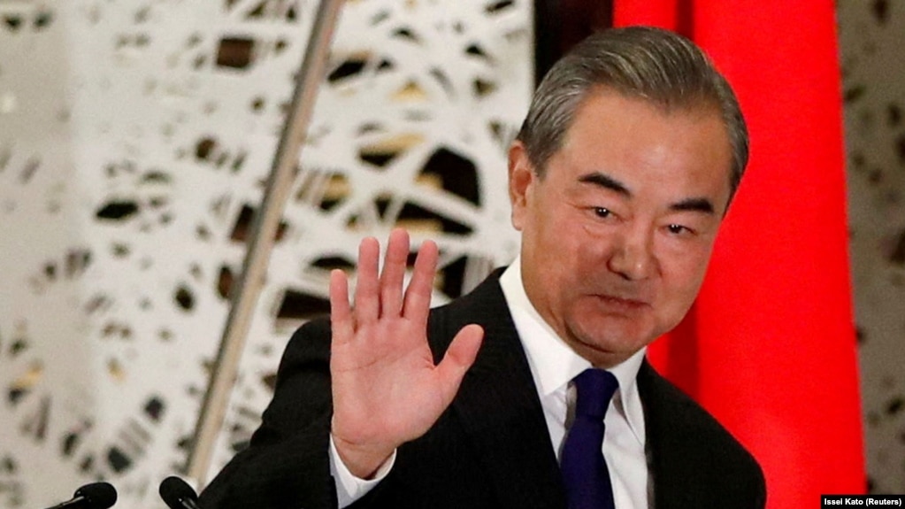 2020年11月24日，时任中国外交部长王毅在日本东京举行的新闻发布会上挥手致意。