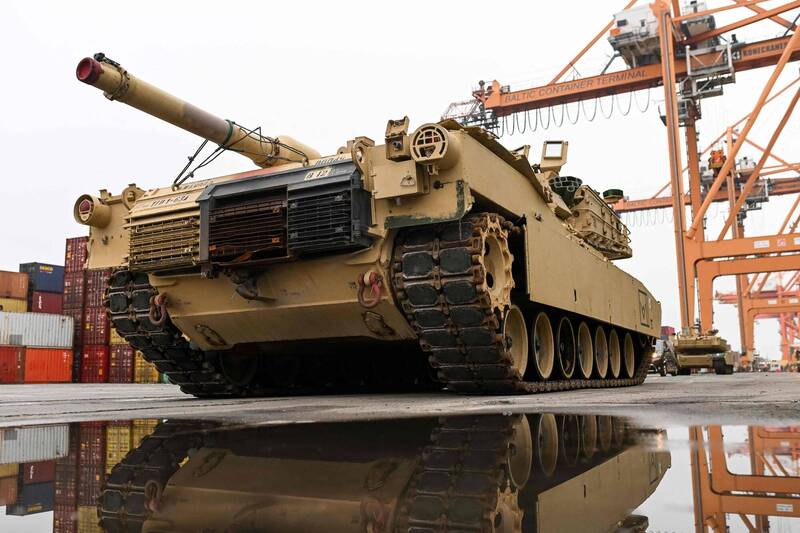 美國將提供烏克蘭最先進的M1A2艾布蘭戰車，但目前沒有庫存，且生產線已被台灣和波蘭訂單塞滿。（法新社檔案照）