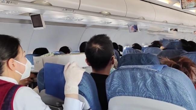 飞机途中突颠簸下坠 乘客吓坏拍片录遗言