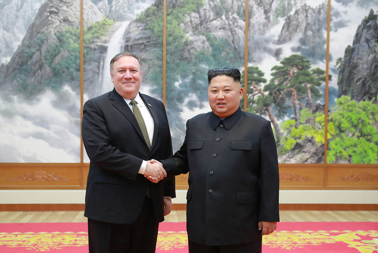 2018年10月7日，时任美国国务卿蓬佩奥与朝鲜领导人金正恩会面。（KCNA VIA KNS / AFP）