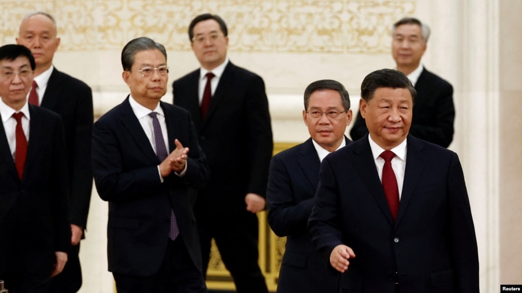 2022年10月23日，在中共二十届一中全会后，中共领导人习近平带领中共新一届政治局常委与中外媒体见面。