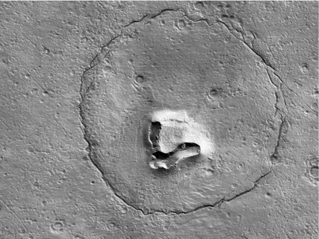 NASA拍到火星奇特地形 神似熊脸