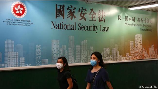 在香港，这一位律师公开挑战中南海