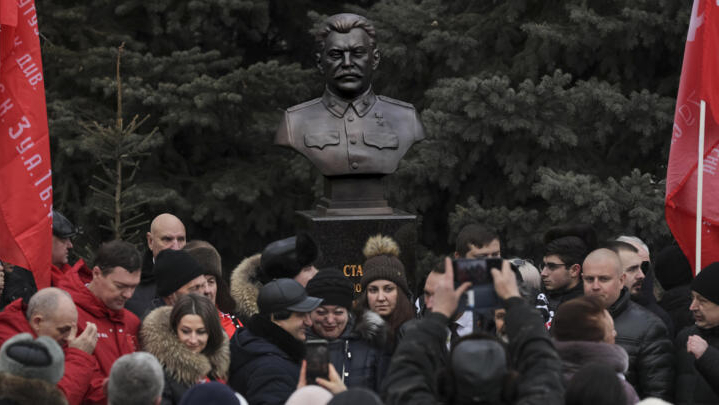 俄罗斯纪念斯大林格勒战役胜利80周年，一座斯大林半身塑像罕见落成。 2023年2月1日 照片