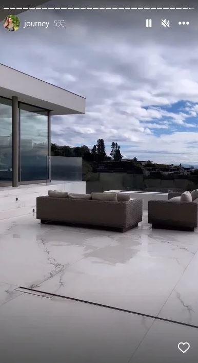 曾馨莹曝光加州豪宅的庭院。(取材自Instagram)