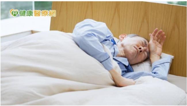 “睡着时才会头痛”要小心 50岁后恐脑部病变