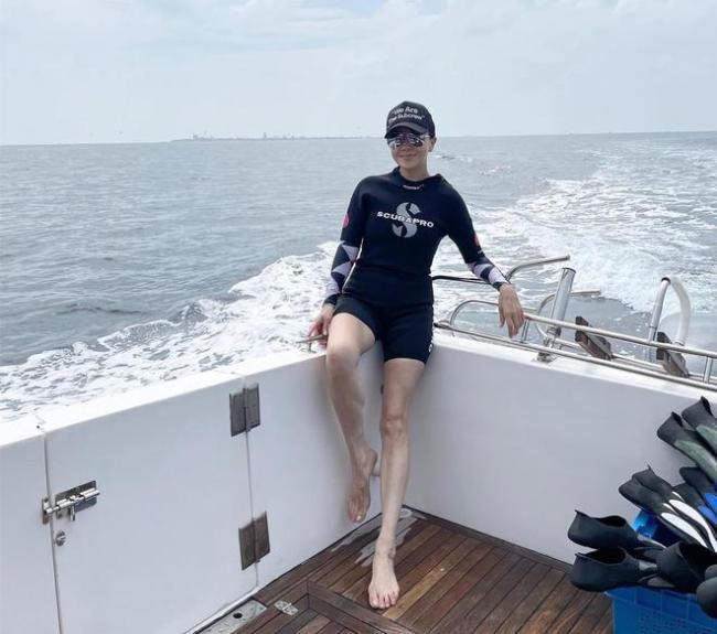 刘嘉玲海外度假 包游艇潜水 皮肤白皙美腿吸睛