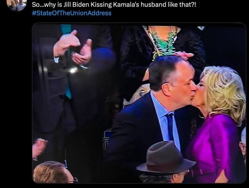 有網友發推文質疑吉爾拜登為何會這樣親吻賀錦麗的丈夫。   圖：截自推特@JoshuaHosler