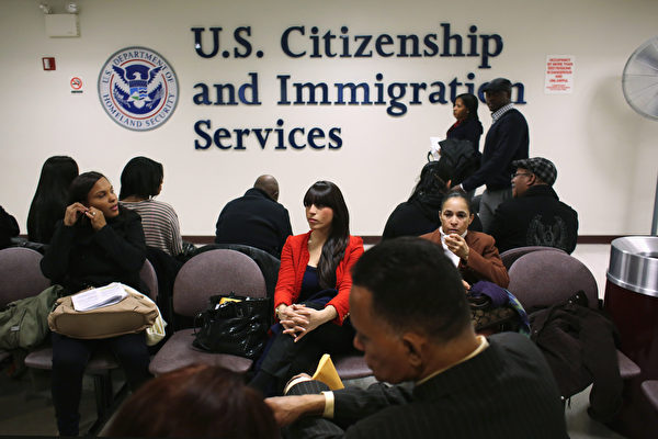 美移民局更新：获庇护申请绿卡 须在美居住一年