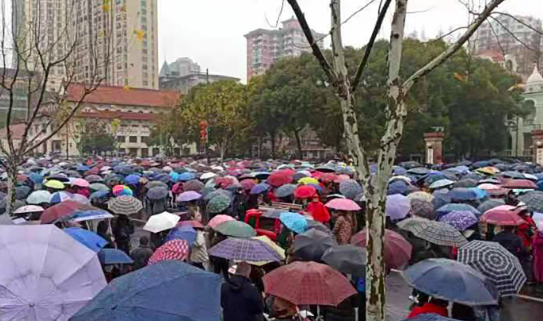 武汉万人抗议 当局开整公务员