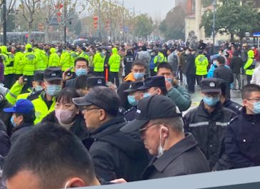 武汉万人抗议 当局开整公务员