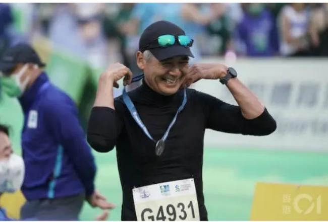香港马拉松3.7万人开跑 67岁周润发1小时4分跑完