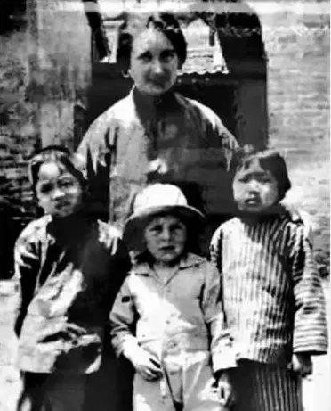 不足1.5米的英国妇人，抗战时救了百名中国孤儿