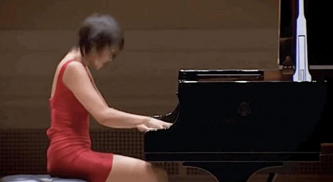 中国钢琴女魔王穿短裙演奏被嘲不雅 霸气回怼