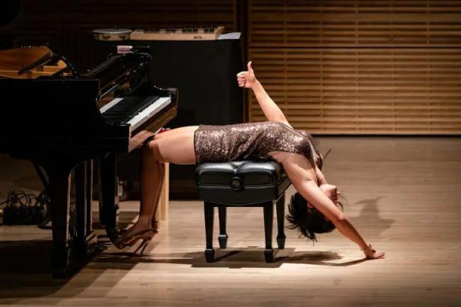 中国钢琴女魔王穿短裙演奏被嘲不雅 霸气回怼