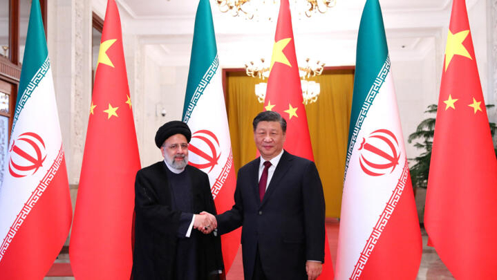 伊朗总统易卜拉欣-莱希在欢迎仪式上与中国国家主席习近平握手2023年2月14日北京（伊朗总统网站/WANA提供）。