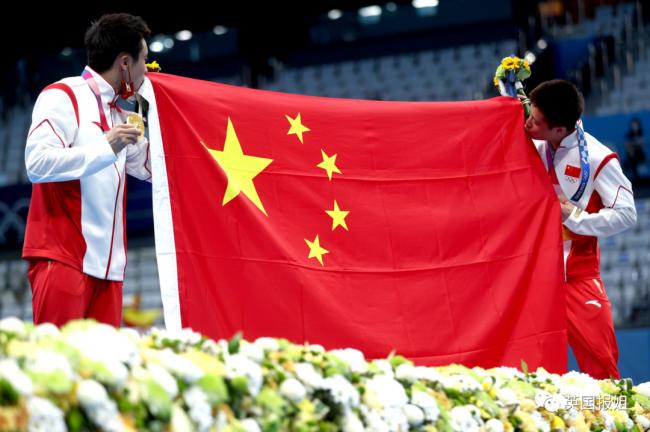 当年夺走中国梦之队金牌 奥运冠军发裸照为生