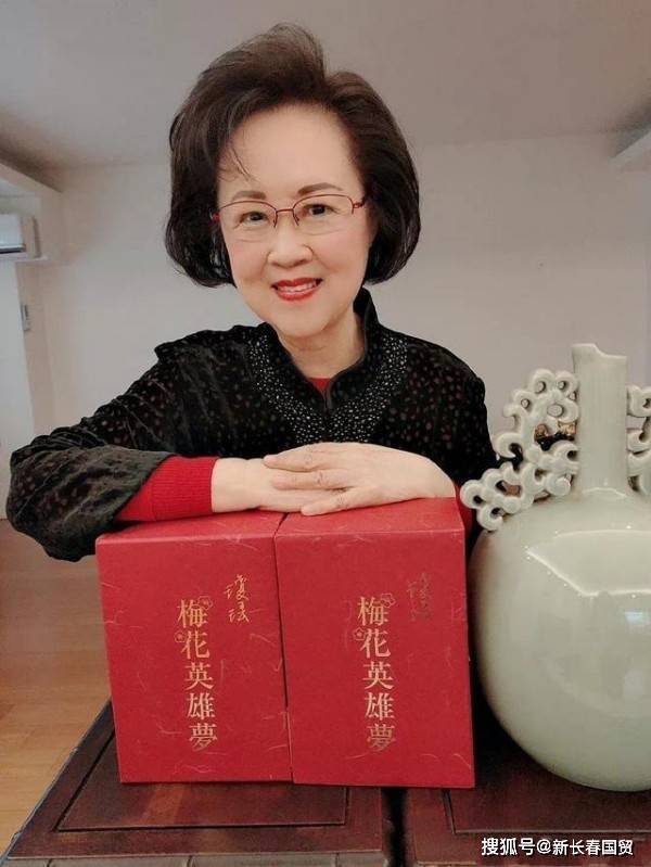 84岁琼瑶与林青霞罕见同框，冻龄美貌引热议
